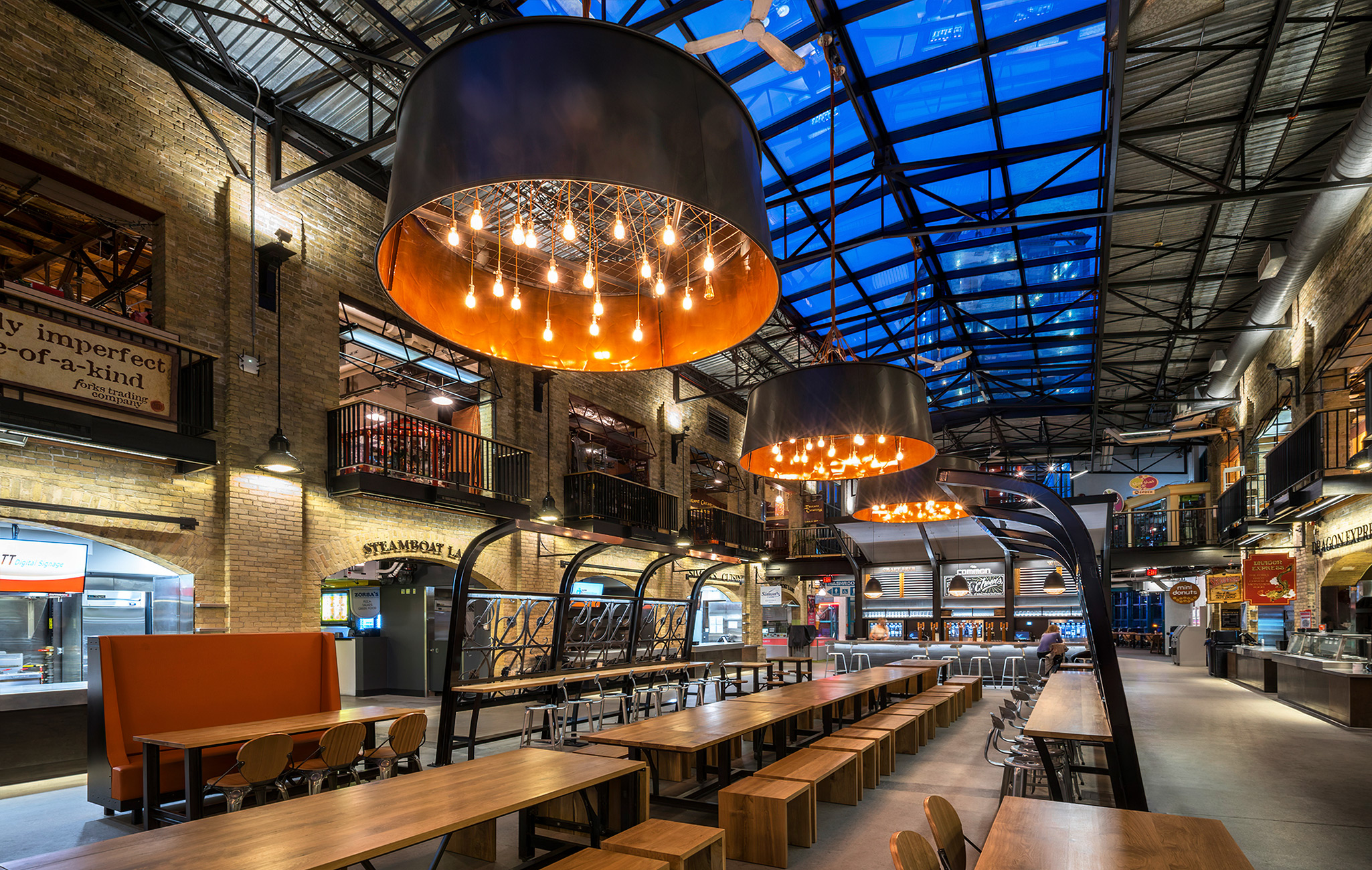 Ресторанный зал Forks Market Food Hall в Виннипеге